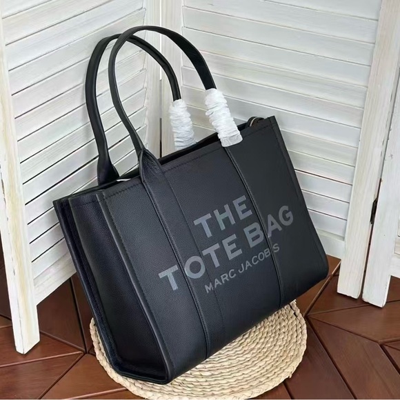Marc Jacobs Handbags - Marc Jacobs Classic Tote Bag